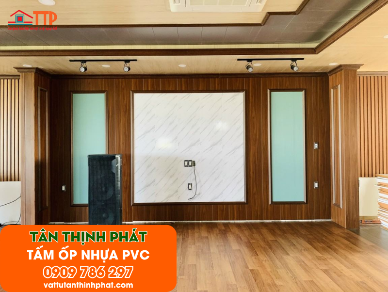 Mẫu phòng khách ốp tấm nhựa PVC đẹp, hiện đại nhất 2026 Mẫu phòng khách ốp tấm nhựa PVC đẹp, hiện đại nhất 2026